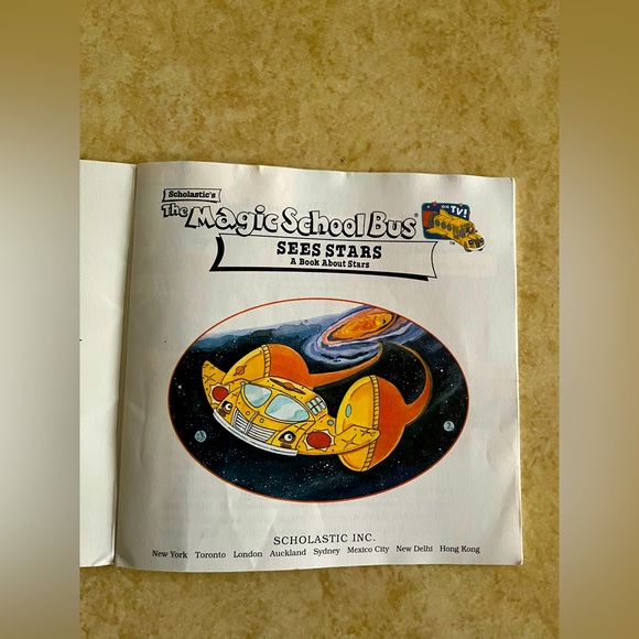 The Magic School Bus Sees Stars: A Book About Stars - Picture 5 of 5